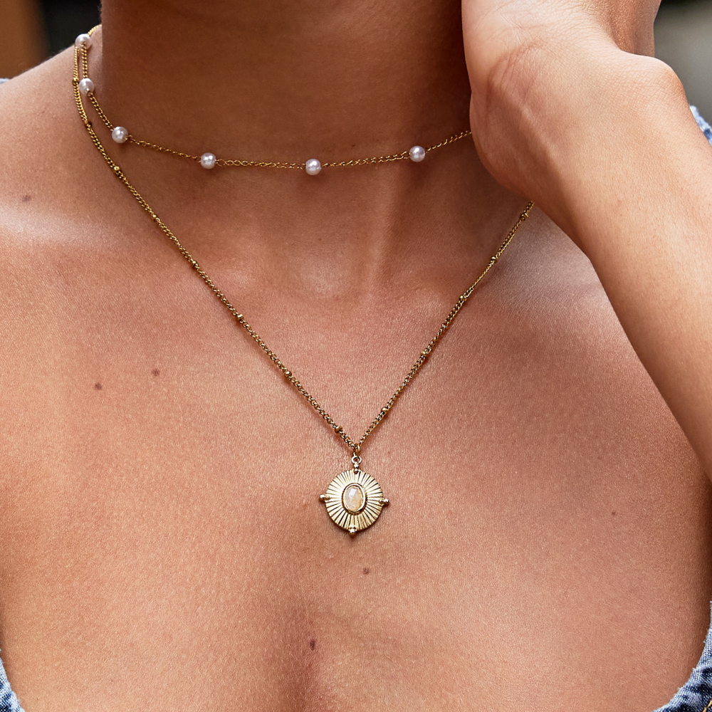 Annika – Λεπτό χρυσό κολιέ με τετράγωνο κρεμαστό.